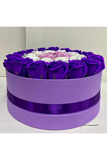 velve Aranjament floral cu 31 trandafiri sapun in cutie rotunda mov, mov- alb, mov si alb