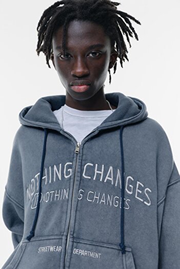 Pull & Bear İşlemeli fermuarlı kapüşonlu sweatshirt