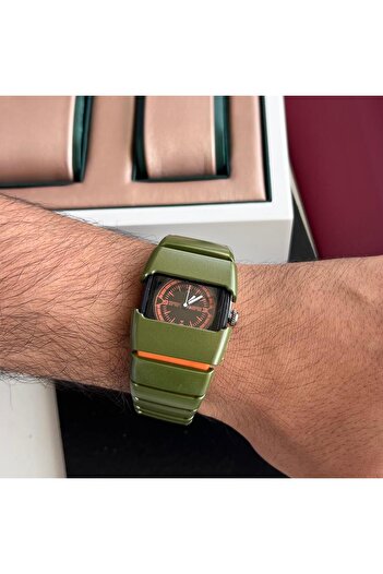 catera An elegant watch with a unique design that combines luxury and boldness.