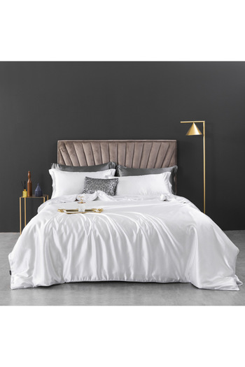 Rotixfy Satin Bedding Set, White, Four Pieces: Duvet Cover, Fitted Sheet, and 2 Pillowcases, Ideal for 180 x