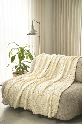 Medaillon Home Krem Müslin TV Battaniyesi / Koltuk Şalı – 130x170 cm, 3 Katlı Noktalı, Çoban Dikişli