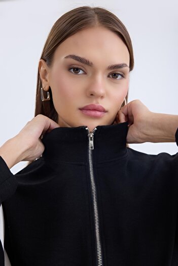 Vitrin Long Sleeve Sweatshirt with Zipper on the Front