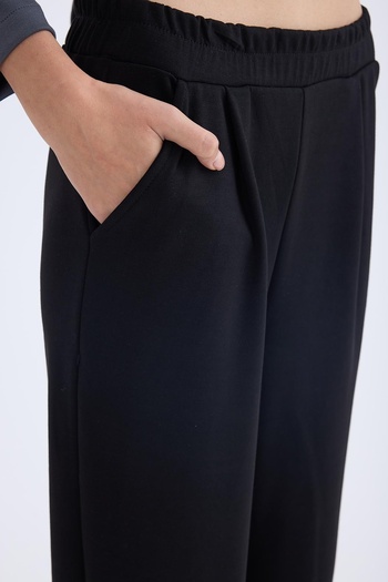 Vitrin Elastic Waist Pleated Sweatpants