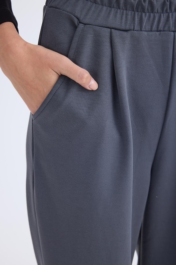 Vitrin Elastic Waist Pleated Sweatpants