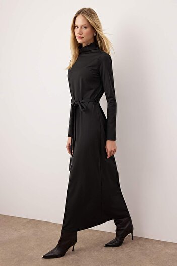 Trendyol Modest Μαύρο φόρεμα χωρίς επένδυση, απλό πλεκτό, με λεπτομέρεια ζώνης στη μέση, μαγιό/σκουμπάριστο φόρεμα TCTAW26EB00052