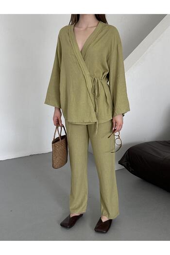 Laluvia Detailní khaki souprava kimon z lněné látky s bočním zavazováním