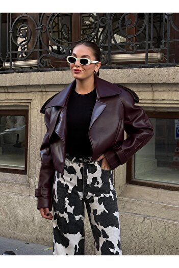Laluvia Burgunderfarbener, detaillierter, kurzer Leder-Trenchcoat
