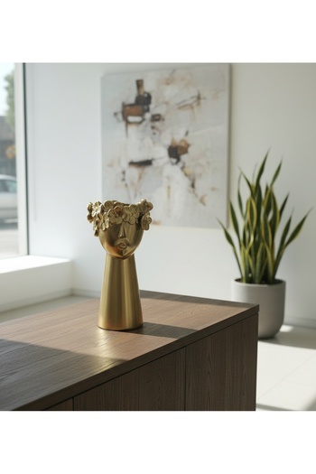 Generic A luxurious golden flower vase to enhance the beauty of the flowers and highlight the elegance of the place. It comes without the flowers.