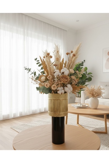 Generic Black and gold decorative flower vase - luxurious design without flowers to add a touch of luxury and elegance to the place