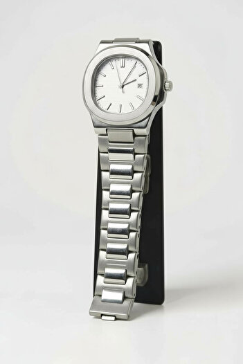 EleganTrend Contemporary Sporty Chic