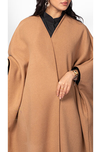 outline Camel-colored winter abaya with a bisht cut
