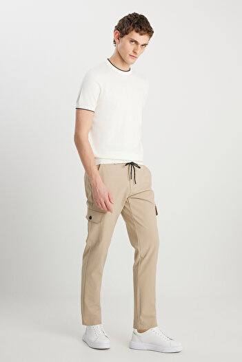 ALTINYILDIZ CLASSICS Ανδρικό παντελόνι Jogger σε μπεζ χρώμα, λεπτή εφαρμογή, με δεμένη μέση και τσέπες Cargo