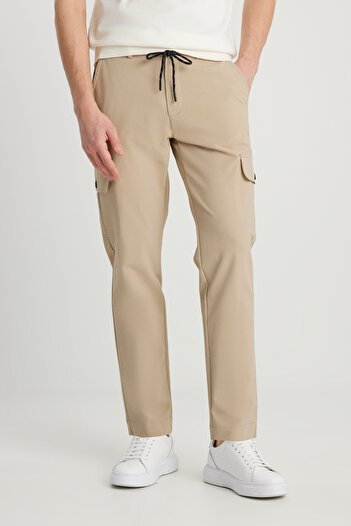ALTINYILDIZ CLASSICS Ανδρικό παντελόνι Jogger σε μπεζ χρώμα, λεπτή εφαρμογή, με δεμένη μέση και τσέπες Cargo