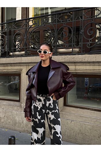 Laluvia Burgunderfarbener, detaillierter, kurzer Leder-Trenchcoat