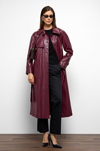 Olcay Trenchcoat aus Leder mit Hemdkragen, Raglanärmeln, Umhang und Taschentasche, Burgunderrot 6760
