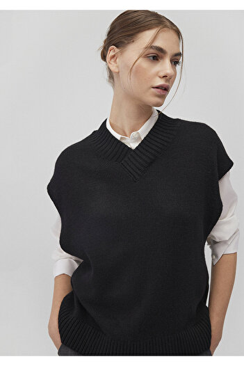 Mavi Wool Blended V-Neck Black Sweater Regular Fit / Regular Fit 1710573 -900