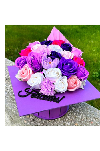 velve Aranjament floral pentru absolvire, in cutie tip toca, cu flori de sapun si garoafe, Mov