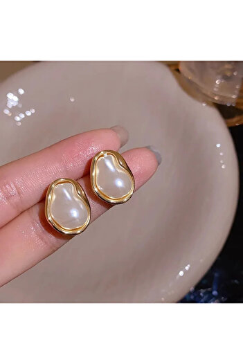 GlaMLo Accessories Elegant earrings with irregular pearl, gold finish