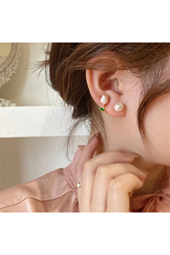 GlaMLo Accessories Pink tulip earrings with white pearl and gold details