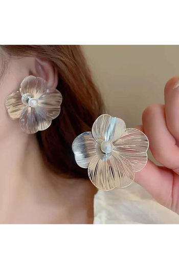 GlaMLo Accessories Silver flower statement earrings with pearl