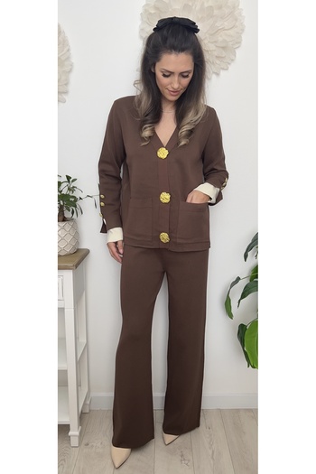 styleFlex Elegant suit with decorative gold buttons