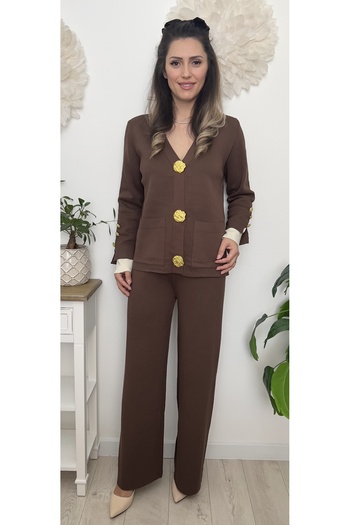 styleFlex Elegant suit with decorative gold buttons