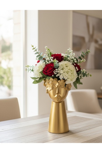 Generic A luxurious golden flower vase to enhance the beauty of the flowers and highlight the elegance of the place. It comes without the flowers.