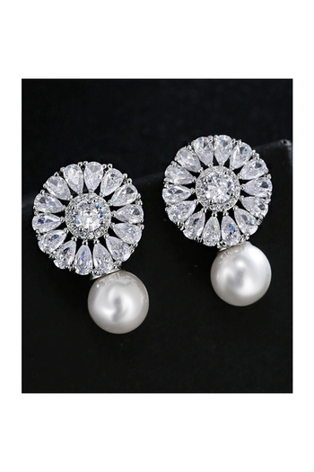 OEM Dazzling White Pearls Bridal Earrings