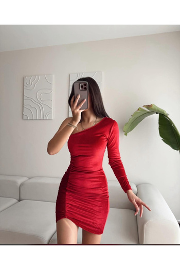 BE CHİC Women's Body Conforming One-Shoulder Mini Strapless Velvet Dress with Ruched Detail