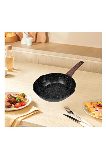 celhome 16x33 cm Non-Stick Pan, Round Design, Ergonomic Handle, Uniform Cooking