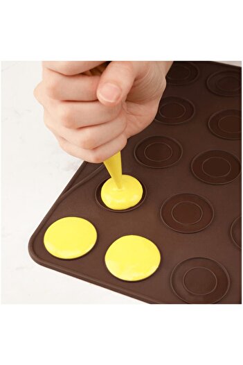 Quasar & Co. Confectionery/pastry set, 27 macaron sheet, 2 decorating molds, 55 tips, silicone/metal, brown-gray