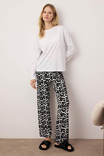 Trendyol Collection Fehér-fekete leopárdmintás kötött pizsama szett THMAW25PT00100