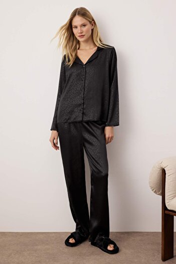 Trendyol Collection Satin-gewebtes Pyjama-Set mit schwarzem Leopardenmuster, Hemd und Hose – THMAW24PT00001