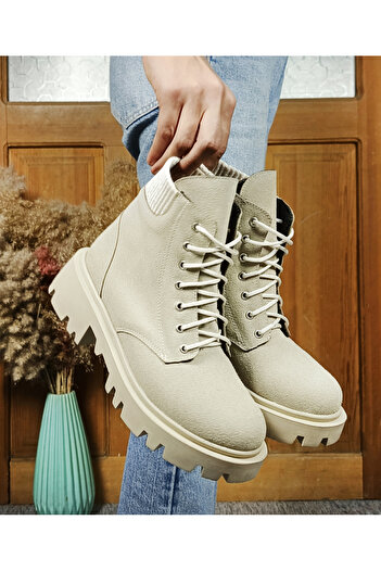 EVEREST SHOES Γυναικείες μπότες με αντιολισθητική σόλα από πολυελαίους με κορδόνια σε μπεζ χρώμα