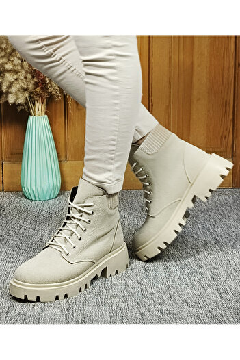 EVEREST SHOES Γυναικείες μπότες με αντιολισθητική σόλα από πολυελαίους με κορδόνια σε μπεζ χρώμα