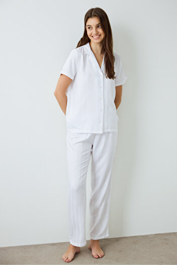 Penti Optisches weißes Aria-Pyjama-Set mit Satin-Hemdkragen und kurzen Ärmeln