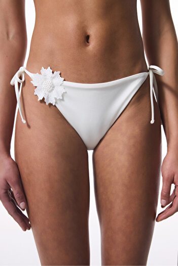 Penti Adeline White Bikini Bottom με αξεσουάρ λουλουδιών - Συλλογή Gamze Erçel