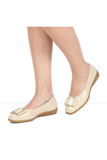 Celal Gültekin Women's Beige Buckle Patent Leather Ballerinas