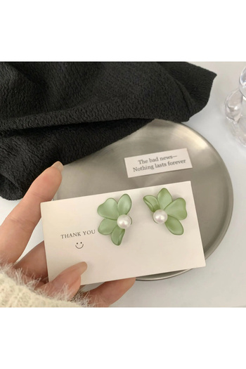 lor Green flower earrings with pearl