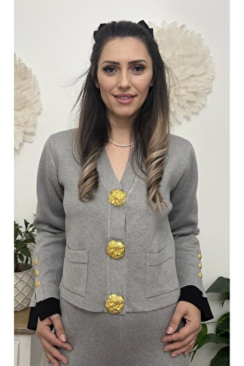 styleFlex Elegant suit with decorative gold buttons