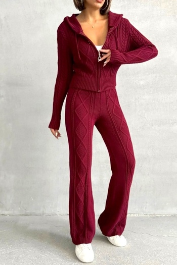 FashionForYou Set with embossed ribs, TOREN, knitted trousers and short blouse, Bordeaux