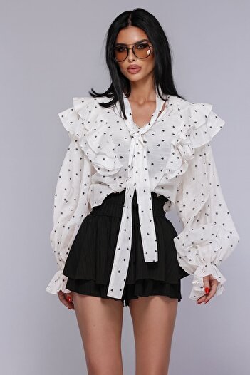 Pretty White shirt with polka dots