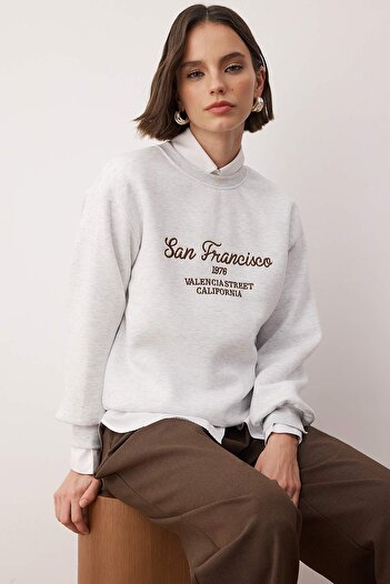 Trendyol Collection Gray Melange Slogan Embroidered Crew Neck Knitted Sweatshirt Twoaw26Sw00219