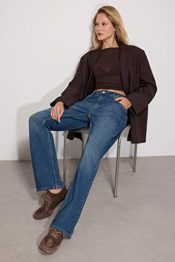Trendyol Collection Ciemnoniebieskie jeansy z niskim stanem i prostym krojem TWOSS24JE00100