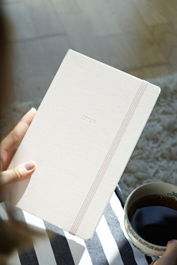 Victoria's Journals Classic 2026 Haftalık Ajanda 13x21 cm Sert Kapak Ivory 100gr.