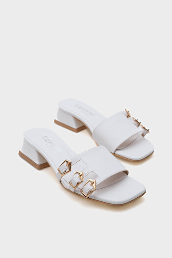 Capone Outfitters Γυναικείες παντόφλες Lesley με κοντό τακούνι, αμβλύ δάχτυλο με αγκράφα