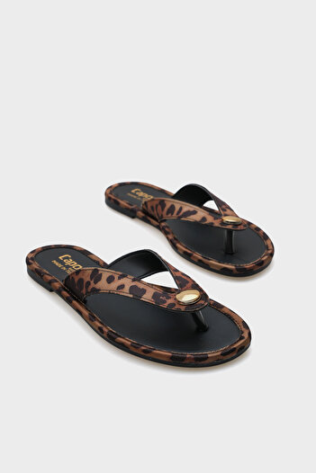 Capone Outfitters Γυναικείες παντόφλες Kassey Flip Flop Flat Heel με μεταλλικά αξεσουάρ και στρογγυλά δάχτυλα
