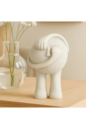 Vi Markets A modern decorative sculpture in white with a distinctive artistic touch.