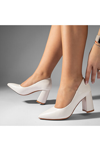 BMoD Women's white shoes with a chunky heel and pointed toe MOD10962