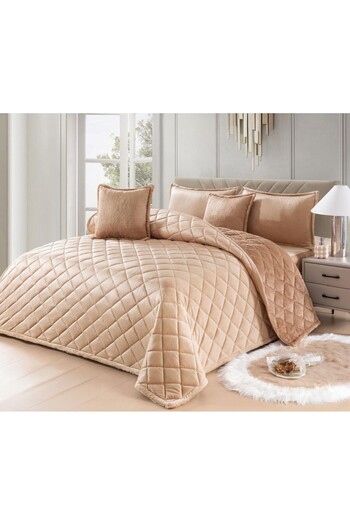 SNOOZYL A practical double bed sheet made of soft velvet and fur to provide warmth and comfort. Size: 230*250 cm.